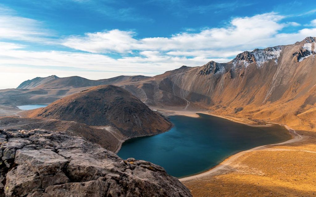 El Nevado de Toluca aguarda en su cráter dos lagos, estos son los más altos de México. 