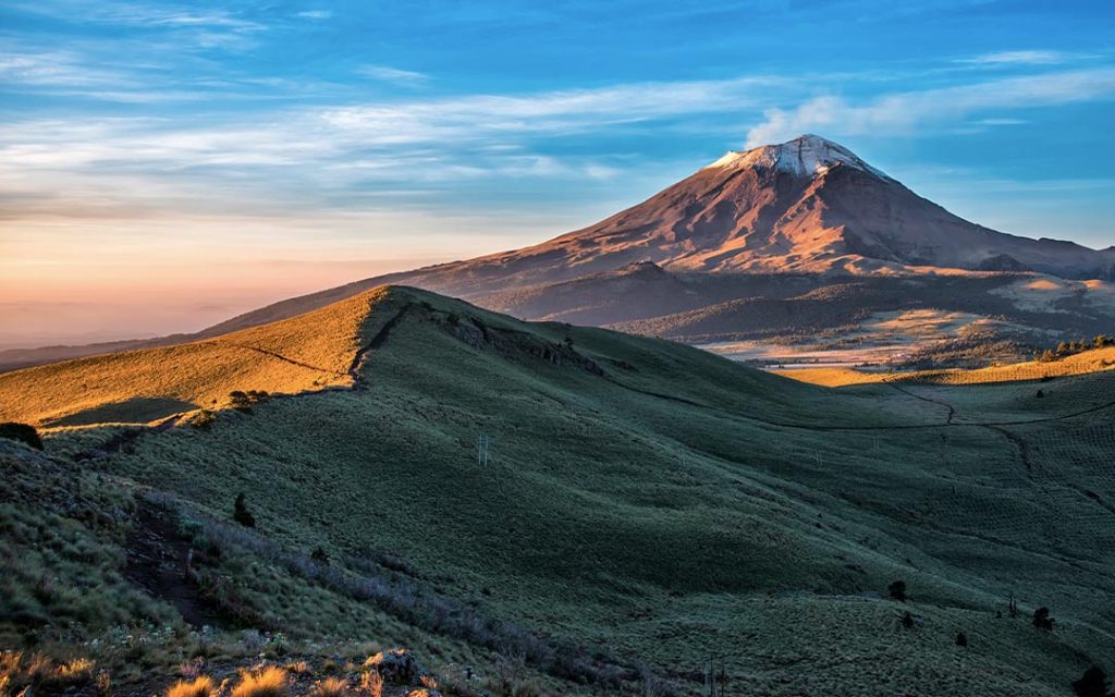 El volcán Popocatépetl es una montaña ubicada en el centro del país y presenta mucha actividad volcánica. 