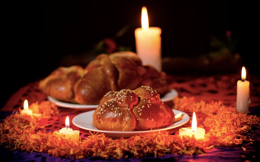El pan de muerto es una de las tradiciones europeas que se insertaron en el Día de Muertos de la Nueva España, luego México.