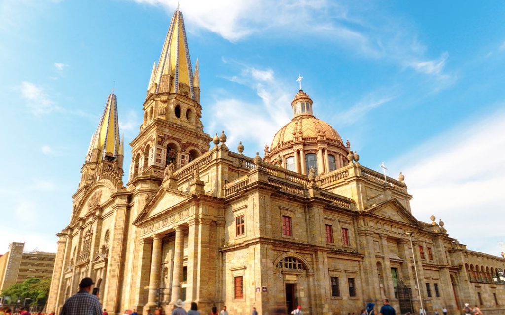 Visitar la catedral es algo que tienes que hacer en Guadalajara durante tus vacaciones.