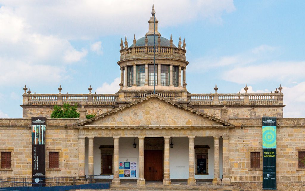El Instituto Cabañas es un museo en el centro de Guadalajara, su principal atractivo es la capilla con murales de José Clemente Orozco.