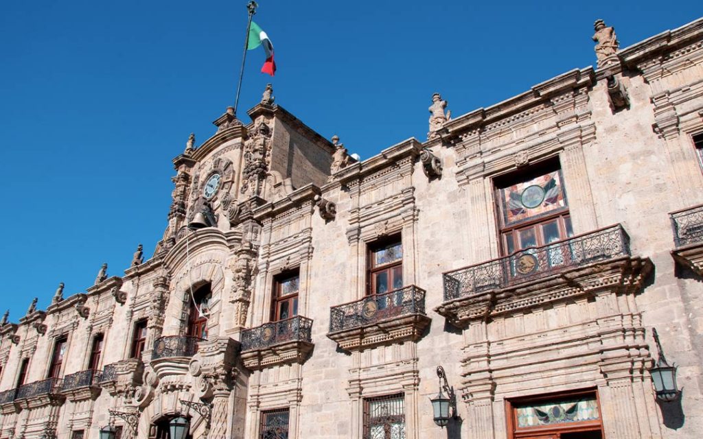 Otra actividad que debes hacer en Guadalajara es conocer el Palacio de Gobierno, construido en la época colonial