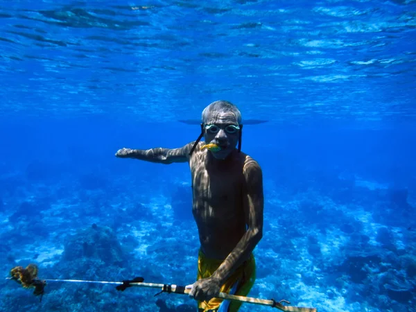 Indonesia Alor Island Sea Nomads Bajau Spearfishing Imágenes De Stock Sin Royalties Gratis