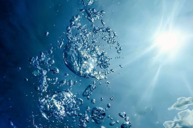Foto gratuita burbujas de aire bajo el agua con luz solar. burbujas de aire de fondo bajo el agua